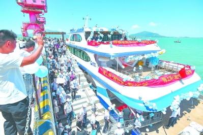 “海壇2號”海上觀光游輪今年6月開航后，成為平潭國際旅游島新熱點(diǎn)。江信恒 攝.jpg