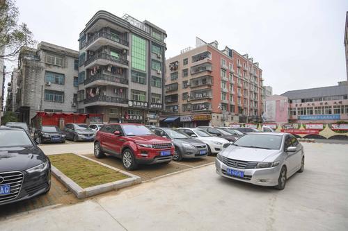 人口廣場停車位.jpg