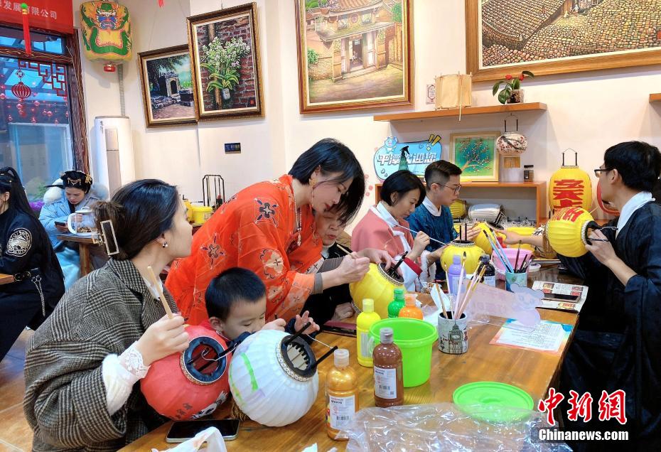 兩岸青年在福建平潭穿漢服、畫燈籠迎新春
