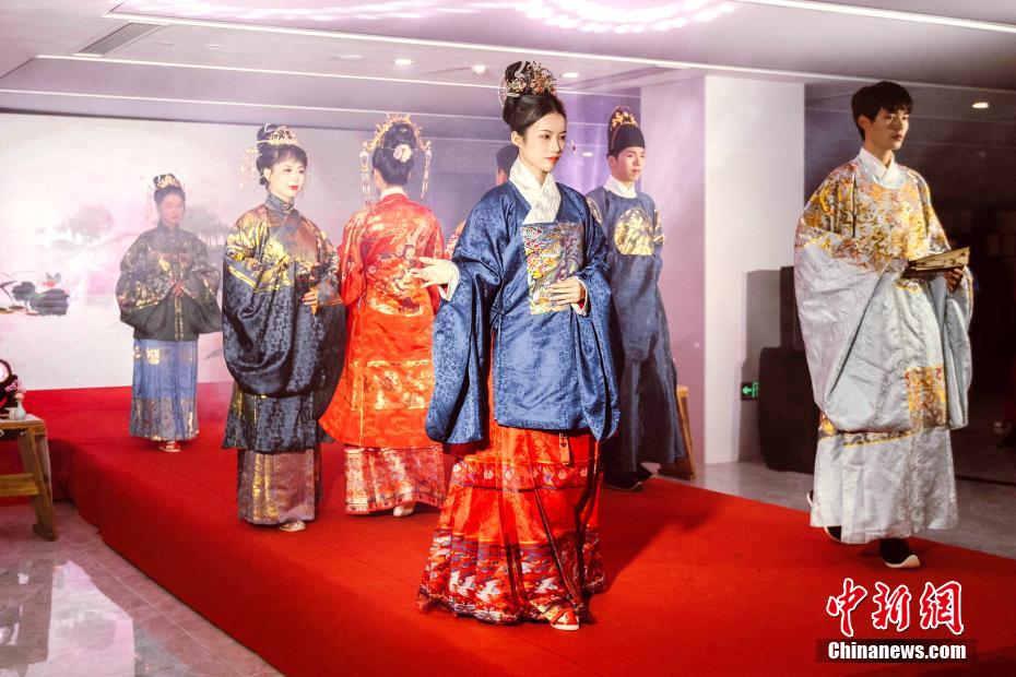 兩岸青年在福建平潭穿漢服、畫燈籠迎新春
