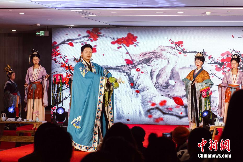 兩岸青年在福建平潭穿漢服、畫燈籠迎新春