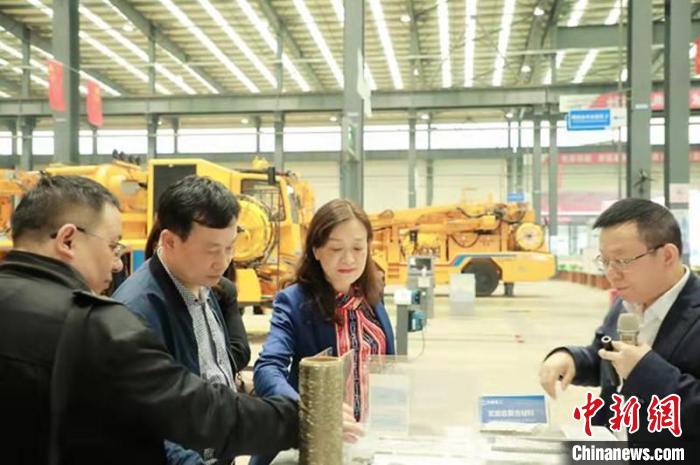 陳曉紅院士(左三)帶領團隊在中國鐵建重工集團調研。　湖南工商大學供圖