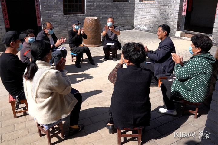 邯鄲市峰峰礦區(qū)山底村黨員干部群眾學(xué)習(xí)黨的二十大報(bào)告。長(zhǎng)城網(wǎng)·冀云客戶(hù)端 記者 孟維侖 攝