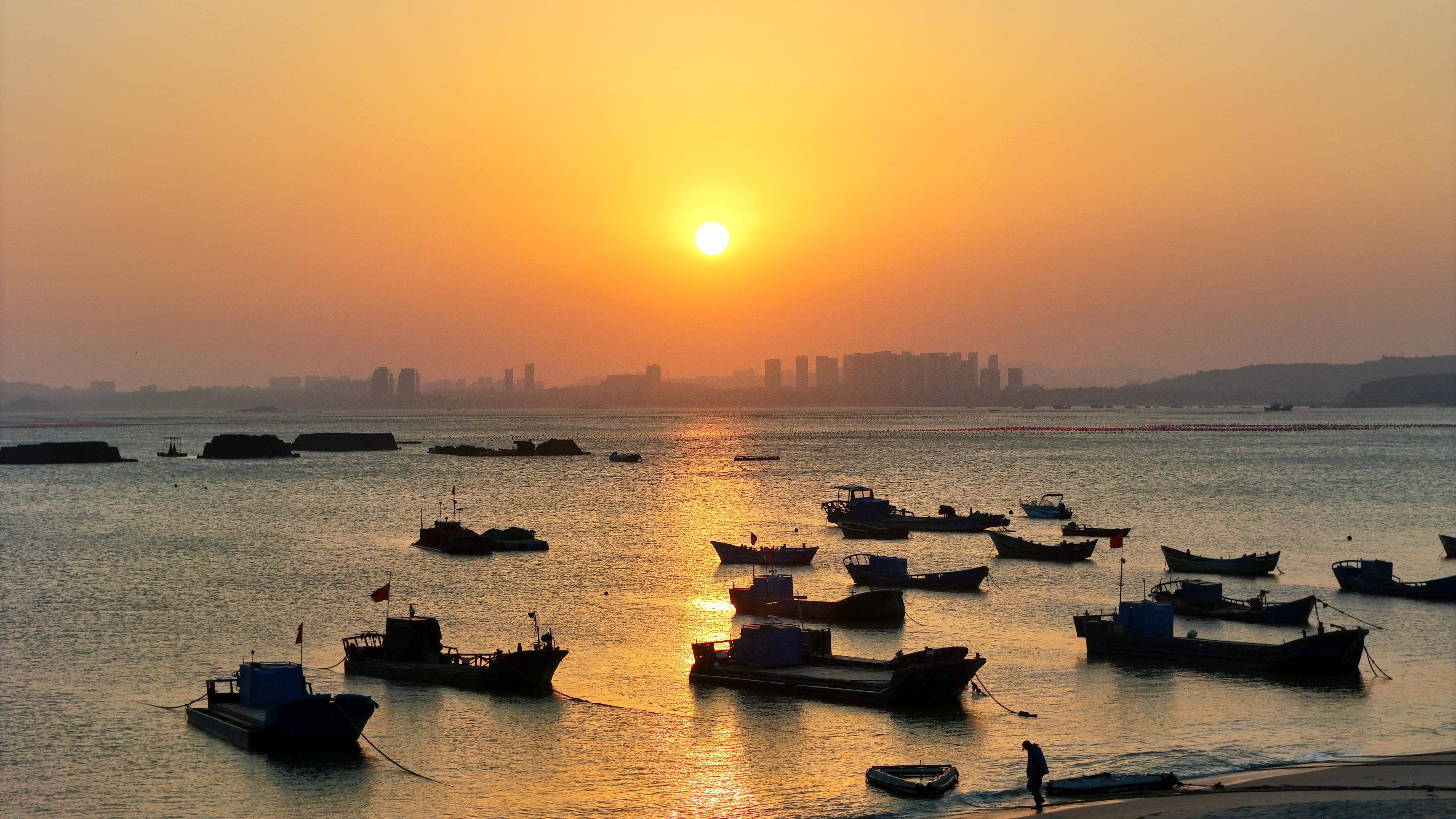 夕陽(yáng)下，聆聽(tīng)裕藩村的海語(yǔ)
